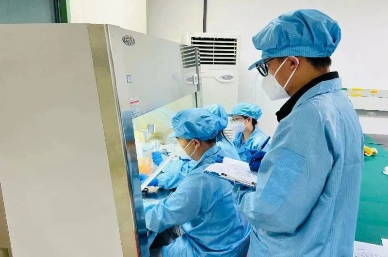 團隊成員在發(fā)射場現(xiàn)場完成加樣制備、裝置集成及電學(xué)測試